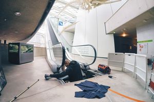 Ein Techniker arbeitet an einer Rolltreppe im Foyer des OZEANEUMs